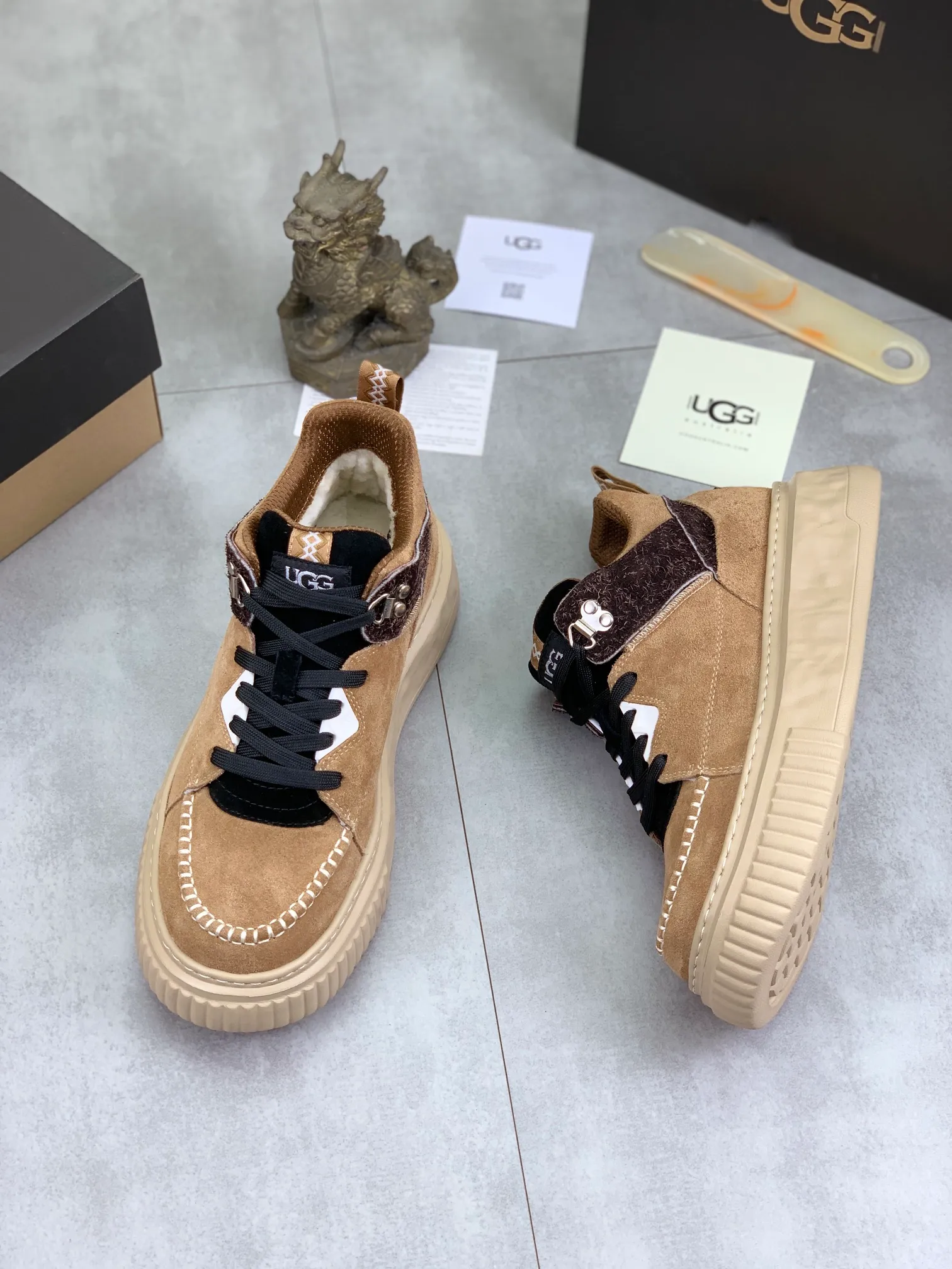 Men's shoes 💰P640 [New style] 💰 🆘 "Real wool" [UGG] 👉The popular men's shoes are synchronized with the official website 🔰The quality of the genuine products [satisfied] is not comparable to the imitations in the general market 🌀The upper is imported Italian frosted cowhide, and the lining is: foot pad 🅰️ grade 🐑Real wool👻Only Grade A can show the effect The hand feels smooth and delicate 🔱The shoe shape is grand, only genuine manufacturers can do it 🎄The perfect toughness of the original outsole 👻⬛️ allows customers to say goodbye to one-time consumption. Real wool lining, super warm. Available in black, brown and gray. Size: 39-44
